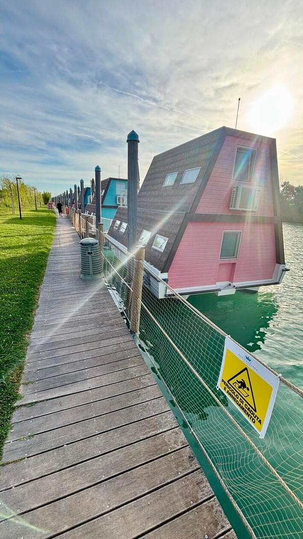 Der Großteil der Hausboote liegt direkt am Ufer des Tagliamento, der als letzter großer Wildfluss Mitteleuropas gilt, zwei Kilometer vor der Mündung in die Adria aber sehr ruhig und ohne erkennbare Strömung daliegt.