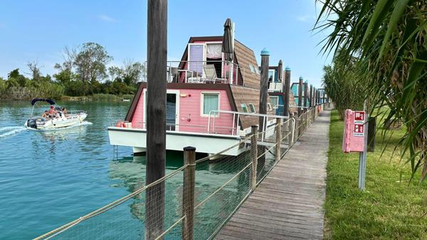 Fast eins mit dem smaragdgrünen Fluss kann man hier sein. Aber: Zu leicht seekrank sollte man nicht werden, wenn man hier ein paar entspannte Tage verbringen will. Denn jedes vorbeifahrende Boot lässt das Urlaubszuhause ordentlich schaukeln.