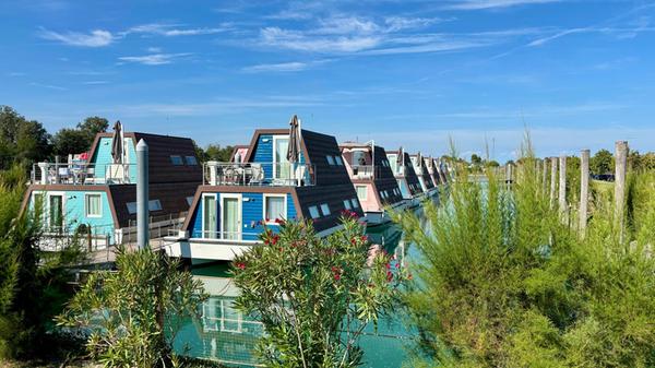 Eine gute Alternative ist da der "Lagune" genannte Bereich. Hier befinden sich die Hausboote in einem geschützten Hafenbecken. Auch hier schaukeln die Boote sanft im Wasser, auch hier bekommt man mit, wenn auf dem Fluss nebenan jemand vorbeifährt – aber die Auswirkungen sind sanfter als auf dem Fluss selbst.