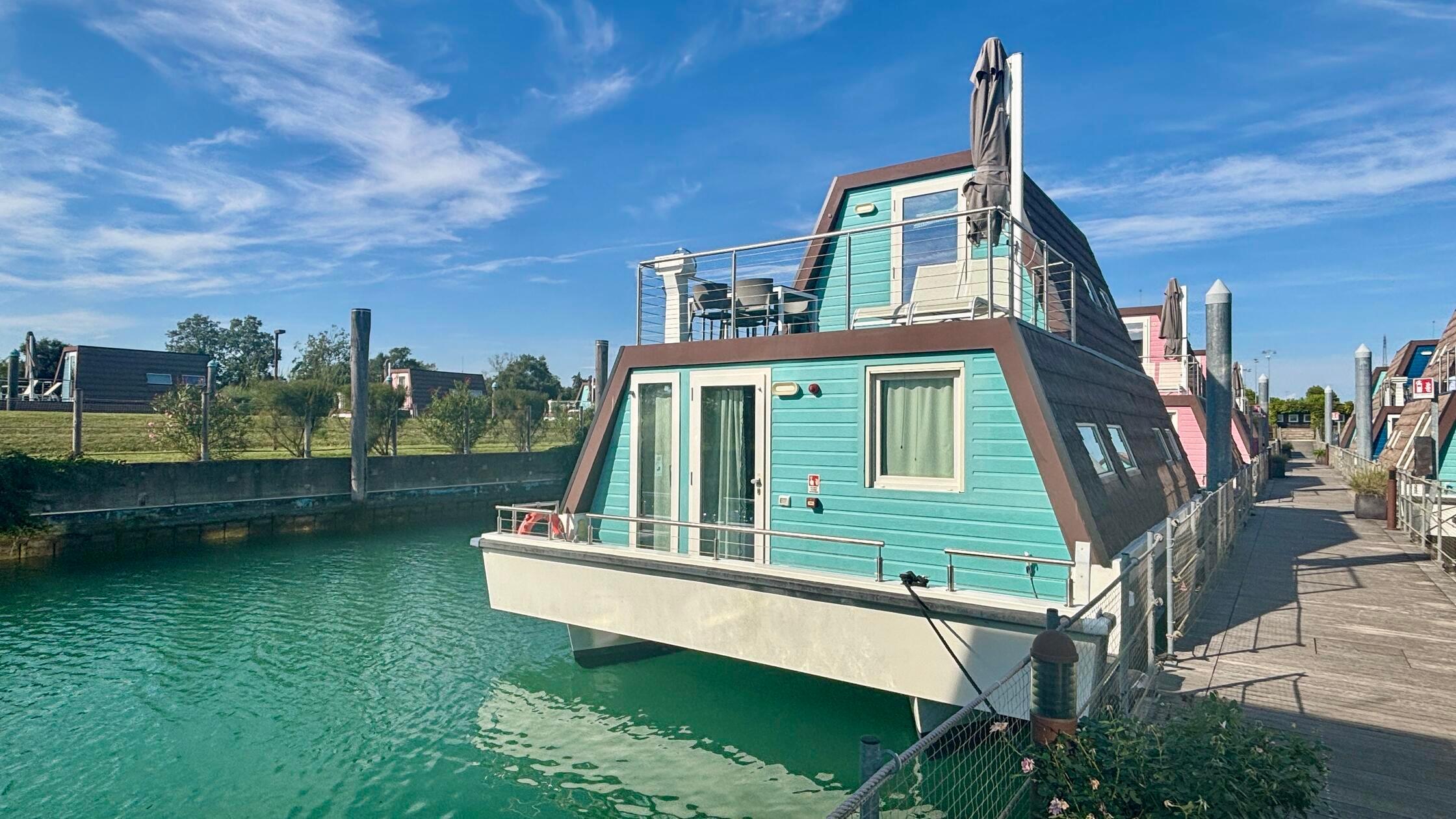 Die Hausboote sind in einem sanften Türkis, einem zarten Rosa oder einem kräftigen Blau eingefärbt. Die Farben sollen an die farbenfrohen Häuser auf der Insel Burano in der Lagune von Venedig erinnern. Die Hausboote und die ganze Szenerie sollen ein Gefühl wie in den Niederlanden vermitteln.