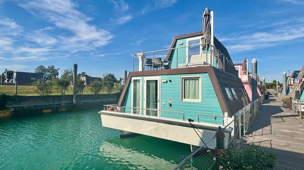 Die Hausboote sind in einem sanften Türkis, einem zarten Rosa oder einem kräftigen Blau eingefärbt. Die Farben sollen an die farbenfrohen Häuser auf der Insel Burano in der Lagune von Venedig erinnern. Die Hausboote und die ganze Szenerie sollen ein Gefühl wie in den Niederlanden vermitteln.
