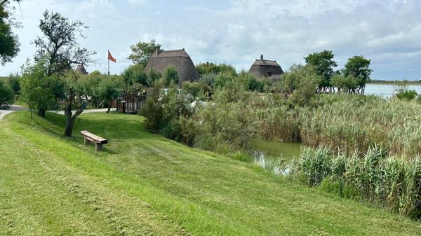 Die Hausboote im Marina Azzurra Resort sind optisch an die Casoni angelehnt, die traditionellen Fischerhäuser in der Lagune. An die kommt man aber leider meist nur mit einem eigenen Boot wirklich nah heran.