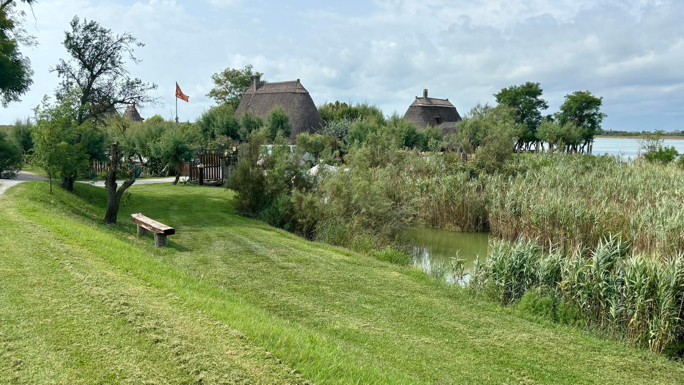 Die Hausboote im Marina Azzurra Resort sind optisch an die Casoni angelehnt, die traditionellen Fischerhäuser in der Lagune. An die kommt man aber leider meist nur mit einem eigenen Boot wirklich nah heran.