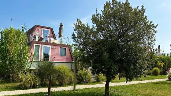 Wer leicht seekrank wird oder auf dem Wasser Bedenken wegen seiner Kinder hat, kann auch ein Hausboot mieten, das in der weitläufigen Parkanlage auf festem Boden steht. Die Boote sind hier meist schön von Grün eingewachsen. Weil nicht jeder Urlaub auf dem Wasser verträgt, werden beim Marina Azzurra Resort immer mehr Hausboote im Garten aufgestellt.