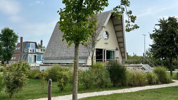 Dieses weiße Hausboot unterscheidet sich optisch stark von allen anderen. Es war der Prototyp für alle anderen Unterkünfte in der Anlage. Die Idee für das Marina Azzurra Resort gibt es schon seit mehr als 20 Jahren, eröffnet wurde es schließlich im Jahr 2019.