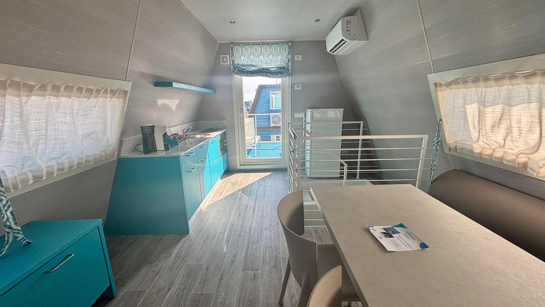 Im Inneren finden auch zwei Schlafzimmer, ein Badezimmer und eine Küche Platz.