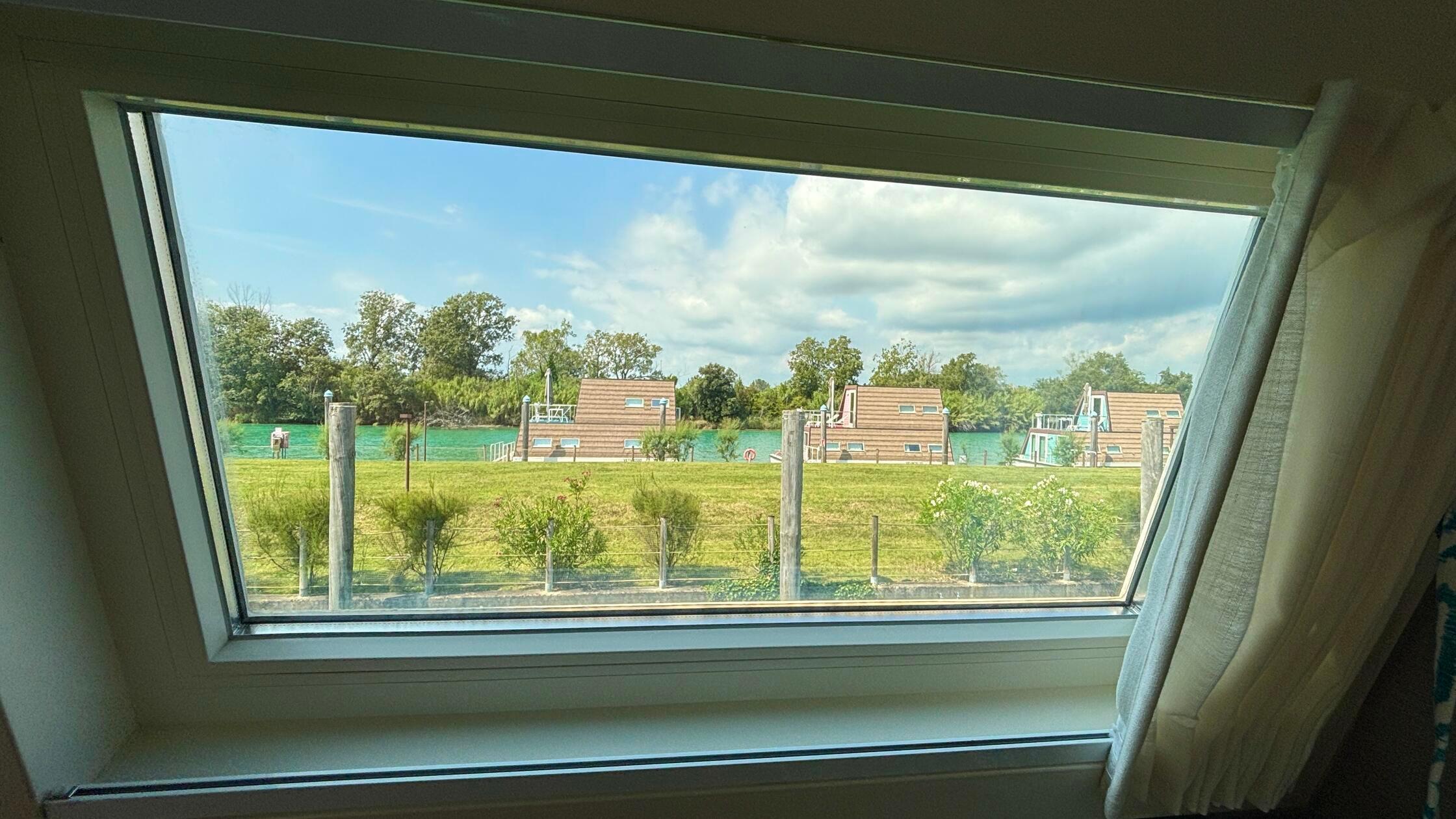 Vom Esstisch aus kann man die Umgebung genießen.