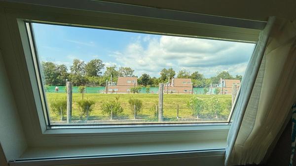 Vom Esstisch aus kann man die Umgebung genießen.