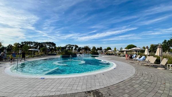 Durch die Nähe zum Meer und die Lage in einem Lagunengebiet ist die Luftfeuchtigkeit in der Gegend oft hoch. Da tut eine Erfrischung in der Pool-Landschaft des Resorts gut. Wer möchte, kann sich auch Elektroboote oder Kajaks ausleihen und damit eine Tour auf dem Tagliamento machen.