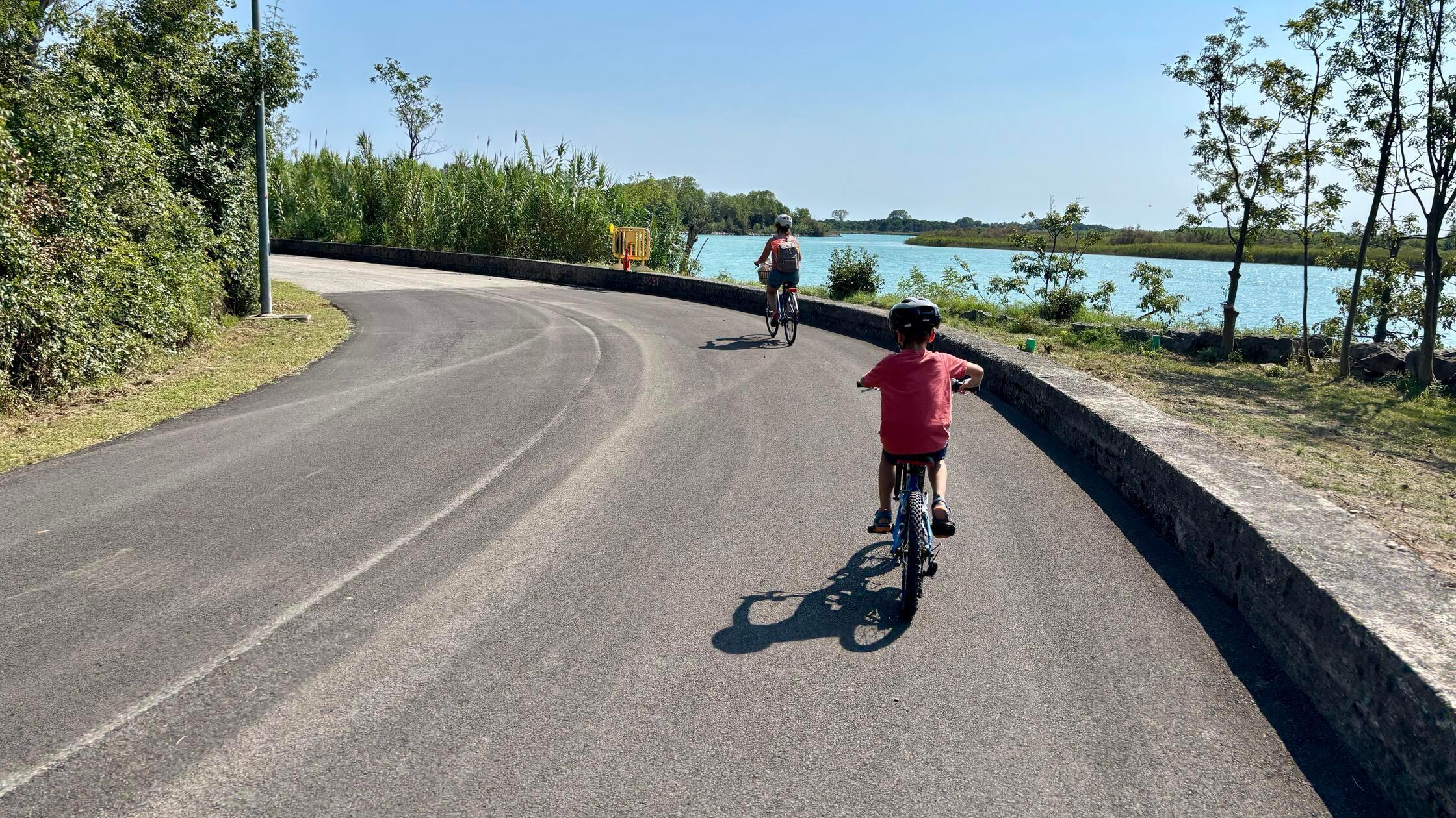 Am besten leiht man sich dafür Fahrräder aus (oder hat gleich selbst welche dabei) und macht sich auf in Richtung Meer, das knapp drei Kilometer Luftlinie entfernt liegt. Besonders schön ist die Strecke auf der für Autos gesperrten "Viale Tagliamento".