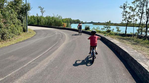 Am besten leiht man sich dafür Fahrräder aus (oder hat gleich selbst welche dabei) und macht sich auf in Richtung Meer, das knapp drei Kilometer Luftlinie entfernt liegt. Besonders schön ist die Strecke auf der für Autos gesperrten "Viale Tagliamento".