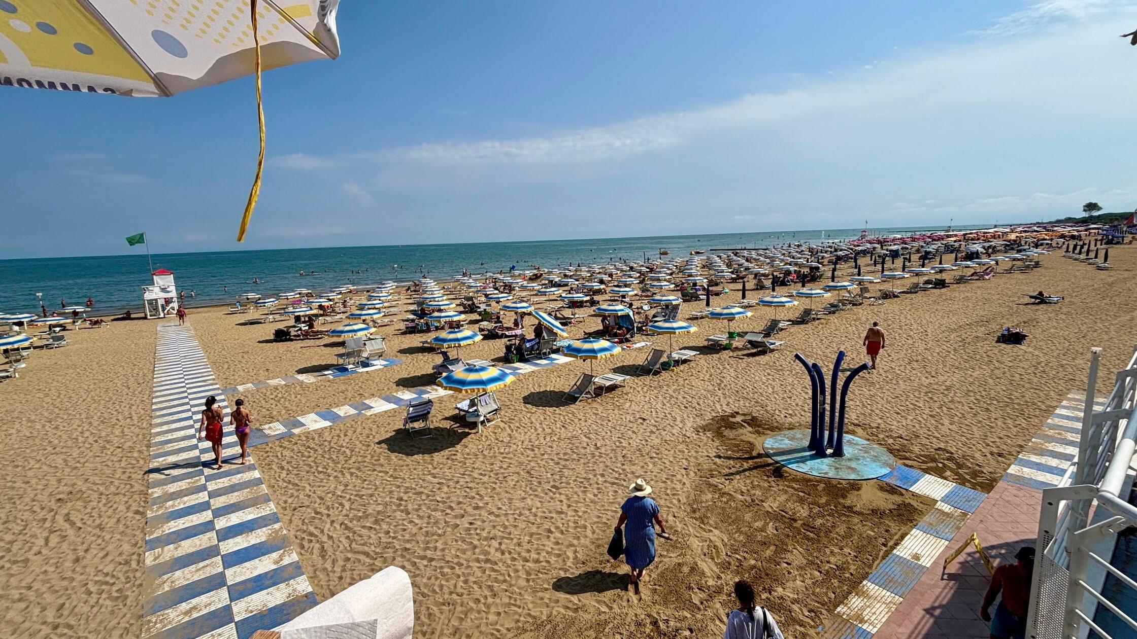 Für Gäste des Resorts stehen an diesem Strandabschnitt in Lignano Riviera zwei Liegen und ein Sonnenschirm bereit. Aber auch anderswo an den kilometerlangen Stränden von Lignano und dem benachbarten Bibione kann man sich ein paar schöne Stunden am Meer machen.