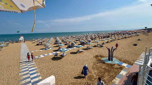 Für Gäste des Resorts stehen an diesem Strandabschnitt in Lignano Riviera zwei Liegen und ein Sonnenschirm bereit. Aber auch anderswo an den kilometerlangen Stränden von Lignano und dem benachbarten Bibione kann man sich ein paar schöne Stunden am Meer machen.
