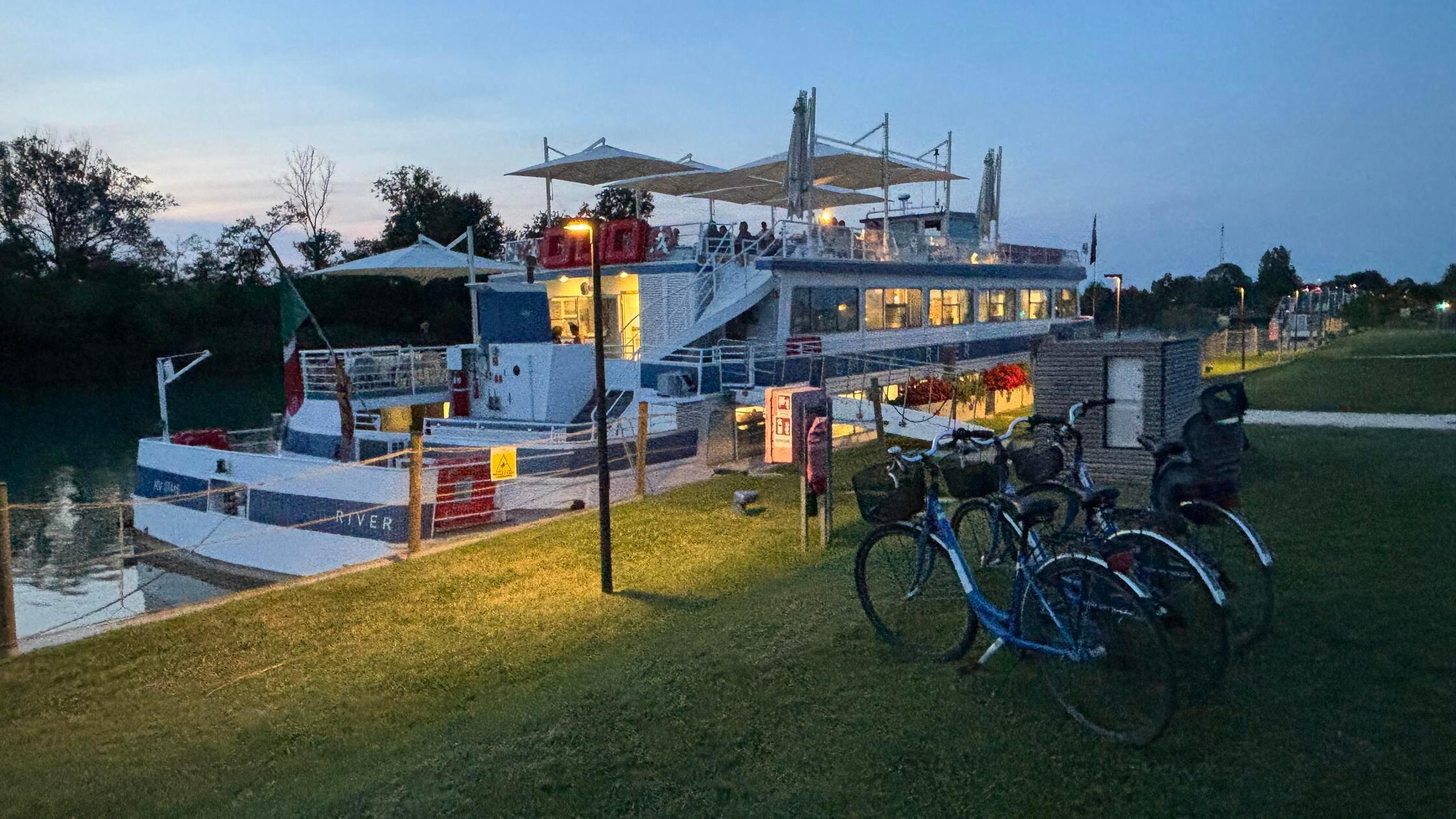 Wer will, kann im Marina Azzurra Resort morgens oder abends auf dem Restaurantschiff "Emerald River" speisen. Es war früher als Bierboot auf dem Bodensee im Einsatz.
