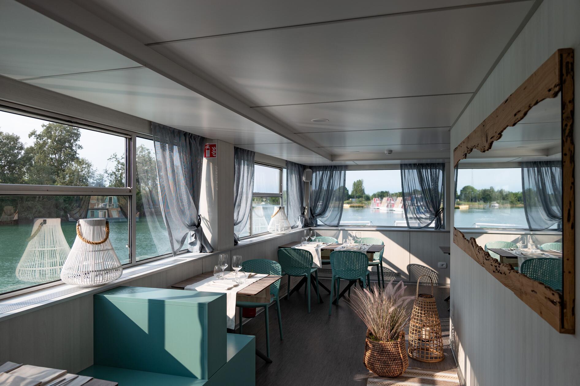 Wer angesichts des durchaus exklusiven Resorts befürchtet, dass er hier fehl am Platz ist oder sich besonders in Schale schmeißen muss, täuscht. In Lumpen kommt hier freilich keiner, wohl aber in ganz normalen Urlaubsklamotten. Zudem besteht der größte Teil der Gäste aus Familien mit zumeist kleineren Kindern.