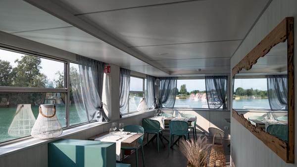 Wer angesichts des durchaus exklusiven Resorts befürchtet, dass er hier fehl am Platz ist oder sich besonders in Schale schmeißen muss, täuscht. In Lumpen kommt hier freilich keiner, wohl aber in ganz normalen Urlaubsklamotten. Zudem besteht der größte Teil der Gäste aus Familien mit zumeist kleineren Kindern.