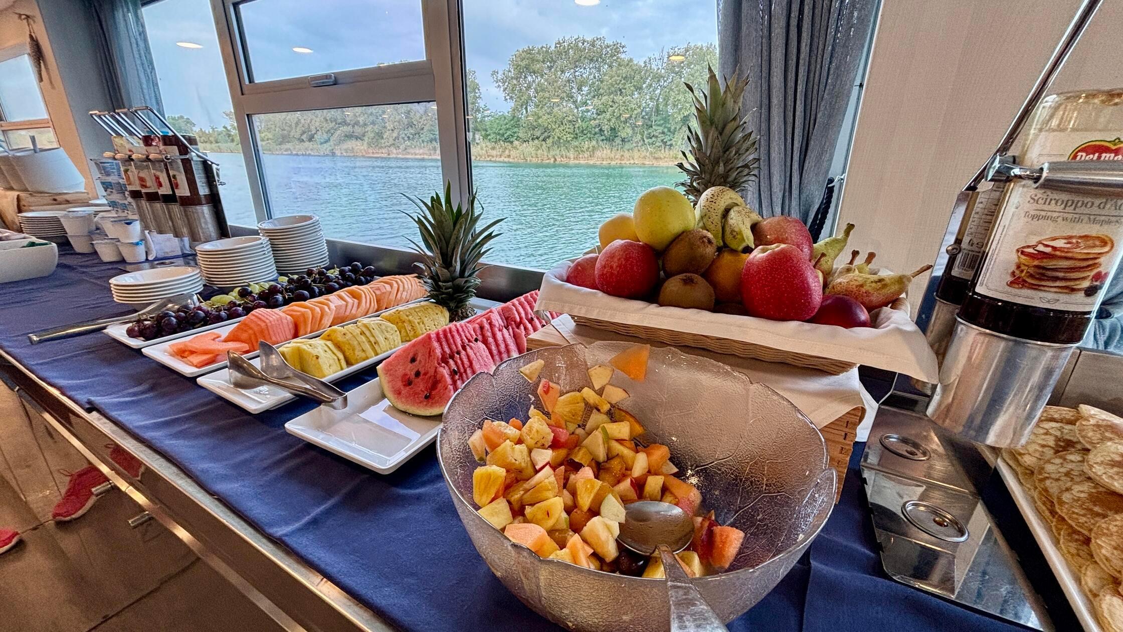 Wem das zu viel Trubel ist beim Essen, der kann sich Frühstück oder Abendessen auch aufs Hausboot liefern lassen.