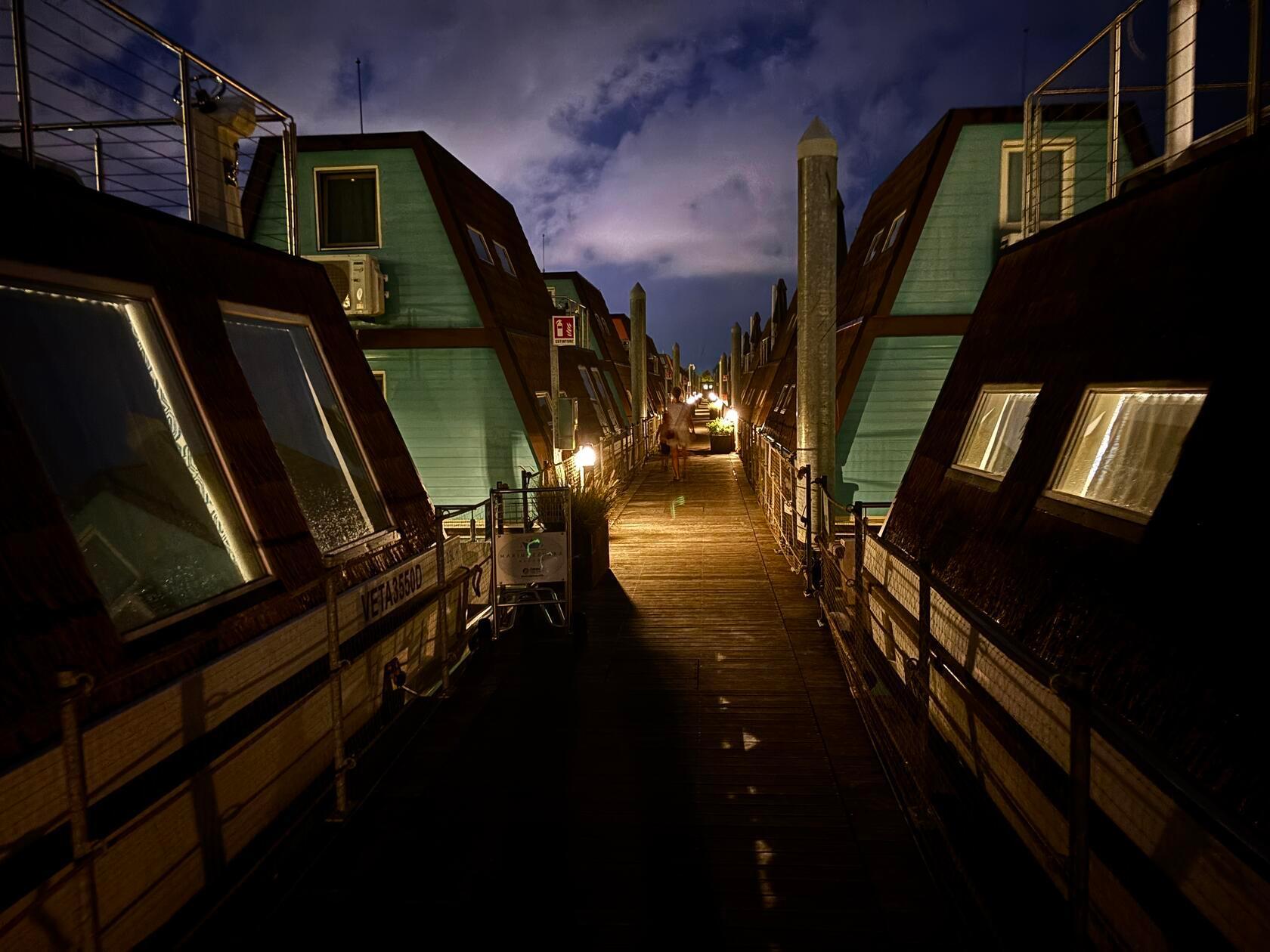 Auch nach Abendessen und Sonnenuntergang ist es auf dem Gelände sehr stimmungsvoll - und auch ausgesprochen ruhig. In der Unterkunft bekommt man nichts davon mit, dass die Anlage nahezu ausgebucht ist oder dass hier viele Kinder zu Gast sind.