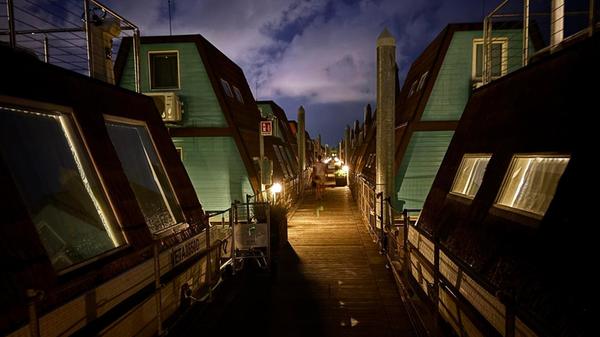 Auch nach Abendessen und Sonnenuntergang ist es auf dem Gelände sehr stimmungsvoll - und auch ausgesprochen ruhig. In der Unterkunft bekommt man nichts davon mit, dass die Anlage nahezu ausgebucht ist oder dass hier viele Kinder zu Gast sind.