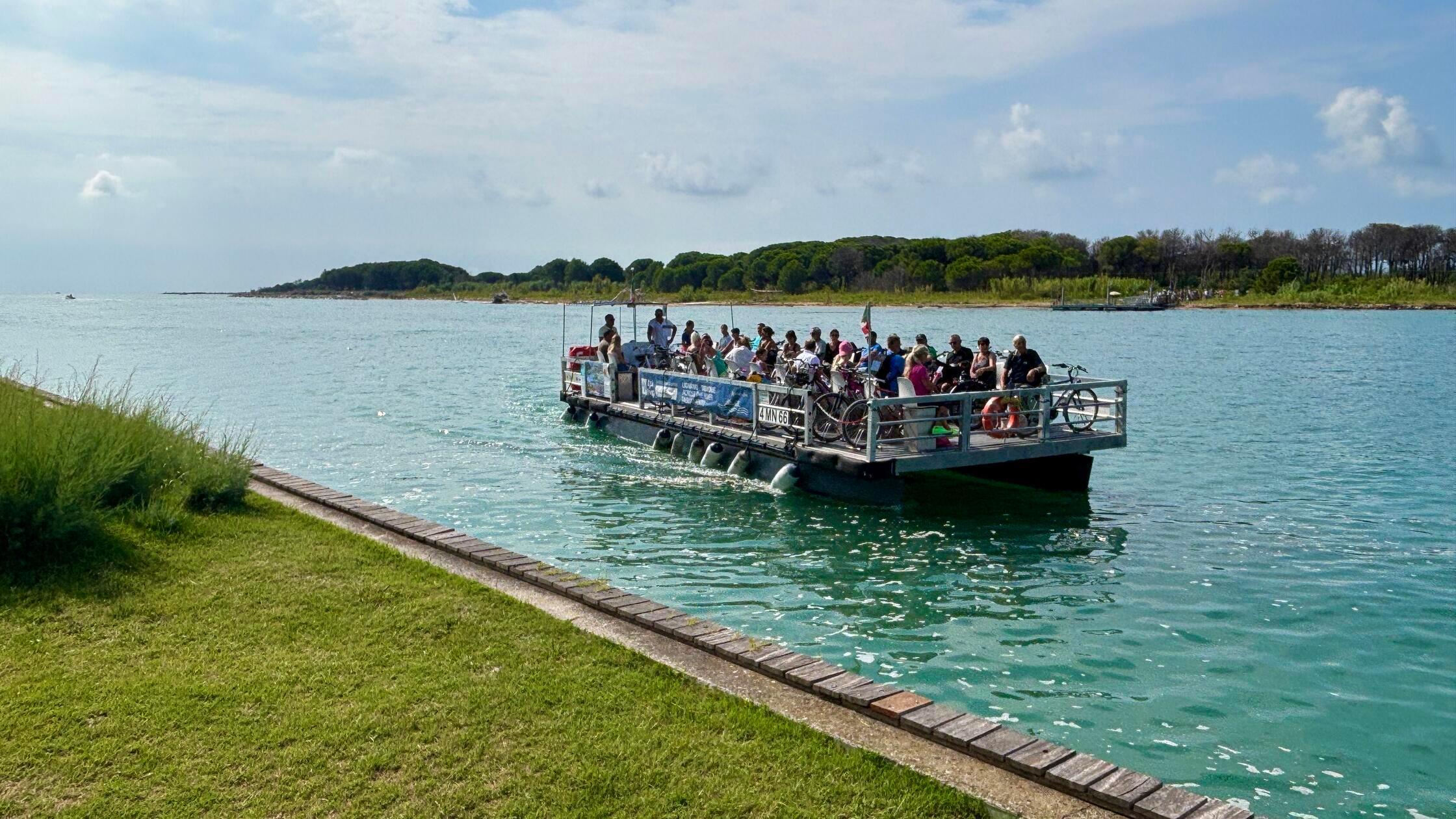Bibione liegt zwar eigentlich direkt neben Lignano, aber auf der anderen Seite des Tagliamento. Mit dem Auto ist ein ordentlicher Umweg nötig. Mit dem Fahrrad gibt es hingegen eine direkte Verbindung, die Fahrradfähre "X-River" kurz vor der Mündung des Flusses.