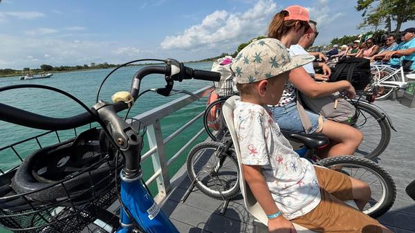 Die Fähre ist extra für den Fahrradtransport gebaut. Zwischen jedem Sitz findet ein Fahrrad Platz.
