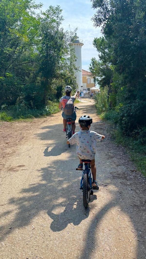 Wer hinüberfährt auf die Bibione-Seite, kann zum Beispiel zum dortigen Leuchtturm radeln.