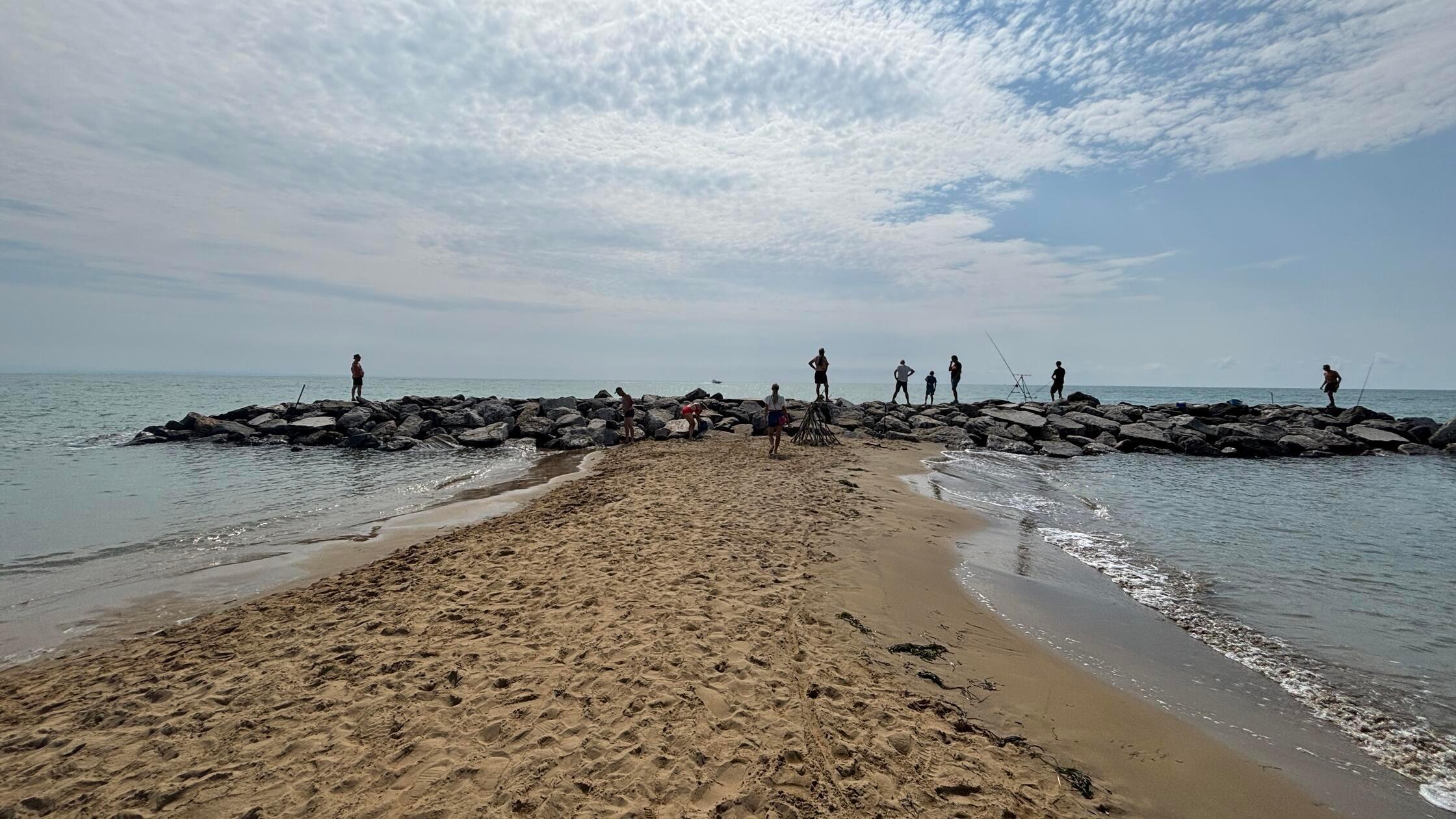 Beim Leuchtturm hat man schöne Ausblicke aufs Meer. Baden ist hier aber eigentlich verboten, weil sich hier ein Naturschutzgebiet befindet.
