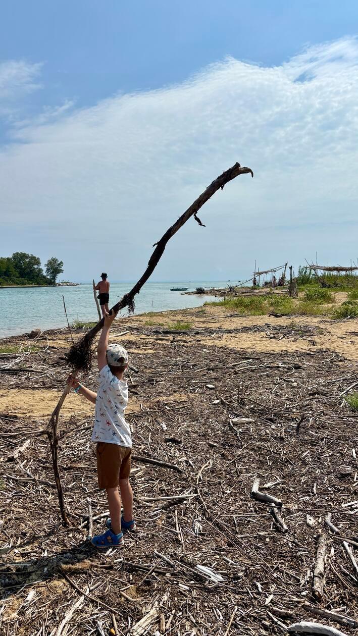 Manchmal ist einfach das Treibgut am Ufer des Tagliamento der schönste Abenteuerspielplatz.