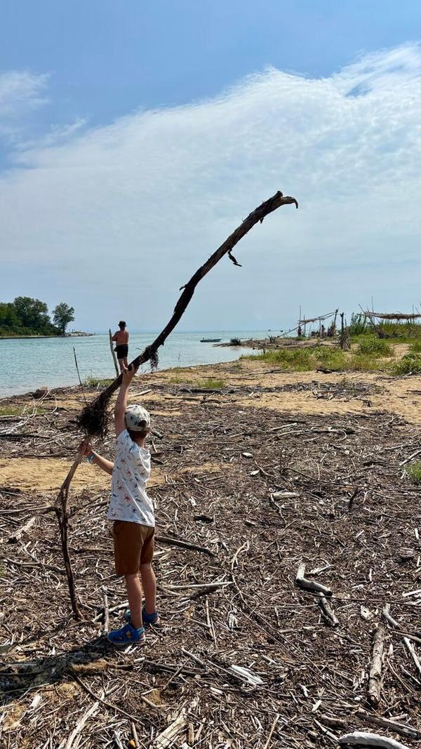 Manchmal ist einfach das Treibgut am Ufer des Tagliamento der schönste Abenteuerspielplatz.