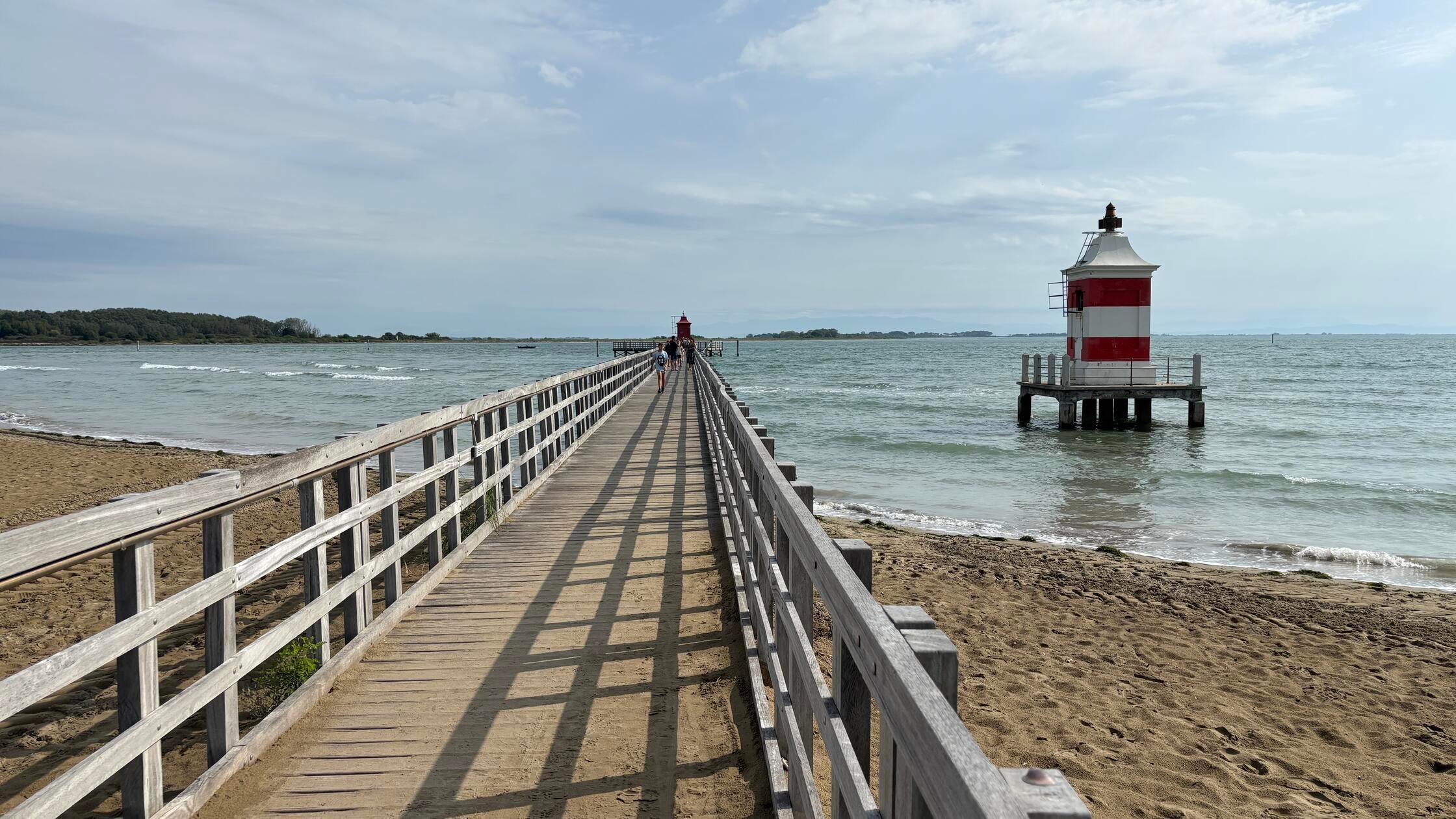 Die Radtour zum Leuchtturm von Bibione führt wunderschön durch ein Waldgebiet. Noch schöner ist allerdings der Leuchtturm von Lignano Sabbiadoro, der Faro Rosso. Während nahe am Strand noch ein rot-weiß gestreifter Leuchtturm zu sehen ist, ....