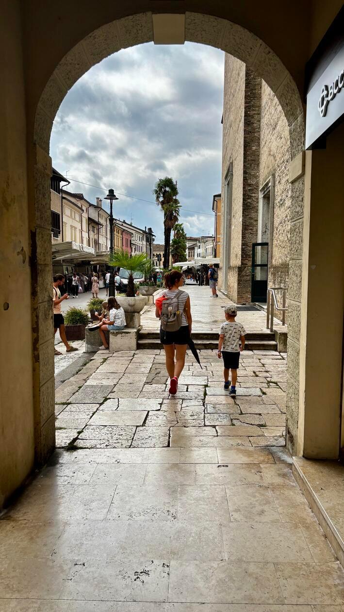 Wer etwas mehr unternehmen möchte, kann den Zoo Punta Verde direkt neben der Ferienanlage besuchen – oder knapp 30 Kilometer in das schöne Städtchen Portogruaro fahren. Dort kann man wundervoll in Arkadengängen flanieren und prachtvolle Stadtpaläste im Stil der venezianischen Gotik oder Renaissance bewundern.