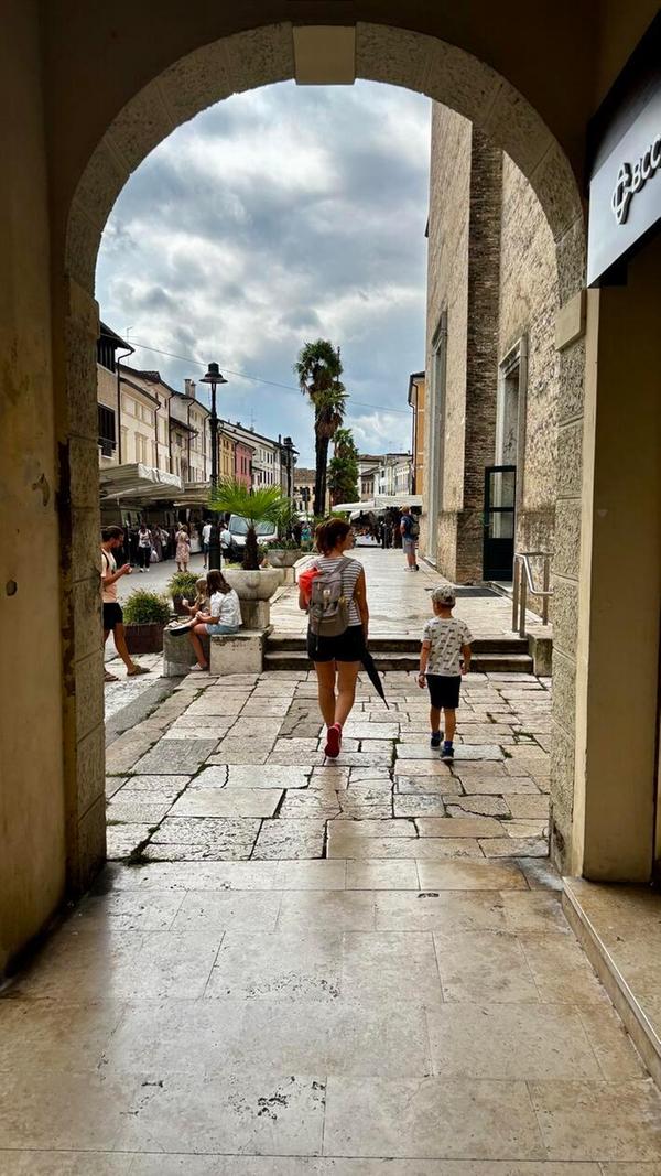 Wer etwas mehr unternehmen möchte, kann den Zoo Punta Verde direkt neben der Ferienanlage besuchen – oder knapp 30 Kilometer in das schöne Städtchen Portogruaro fahren. Dort kann man wundervoll in Arkadengängen flanieren und prachtvolle Stadtpaläste im Stil der venezianischen Gotik oder Renaissance bewundern.