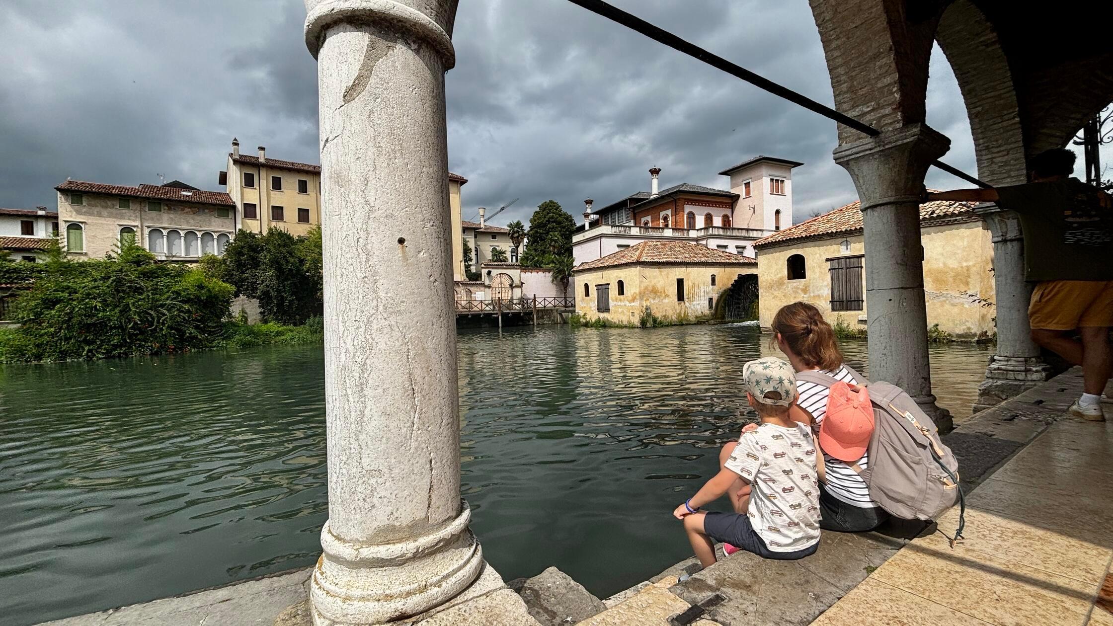 Besonders bekannt sind die alten Mühlen am Fluss Lemene, hier gesehen von der historischen Fischhalle, die eine kleine Fischer-Kapelle enthält.