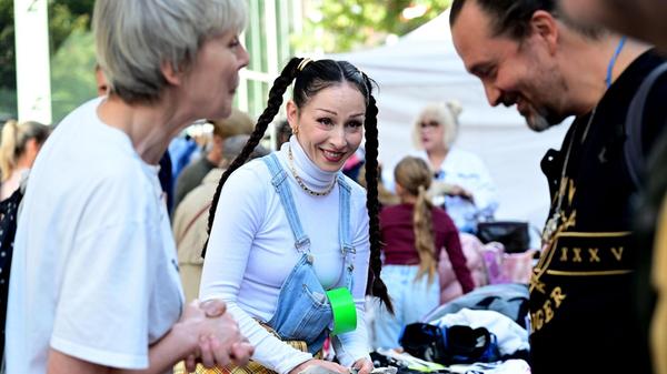 Bis tief in die Nacht können Besucherinnen und Besucher dieses Wochenende stöbern, handeln, verkaufen.