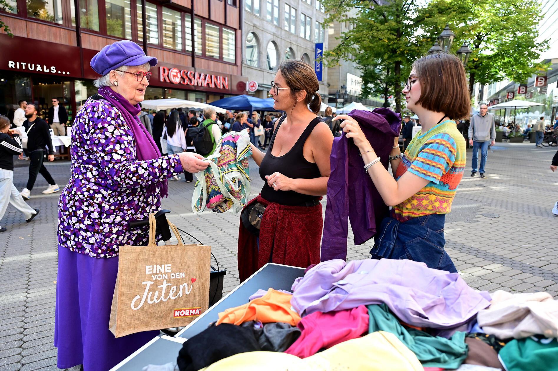 Stände gibt rund um den Hauptmarkt, von der Kaiser- und Karolinen- bis zur Königstraße.