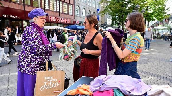 Stände gibt rund um den Hauptmarkt, von der Kaiser- und Karolinen- bis zur Königstraße.