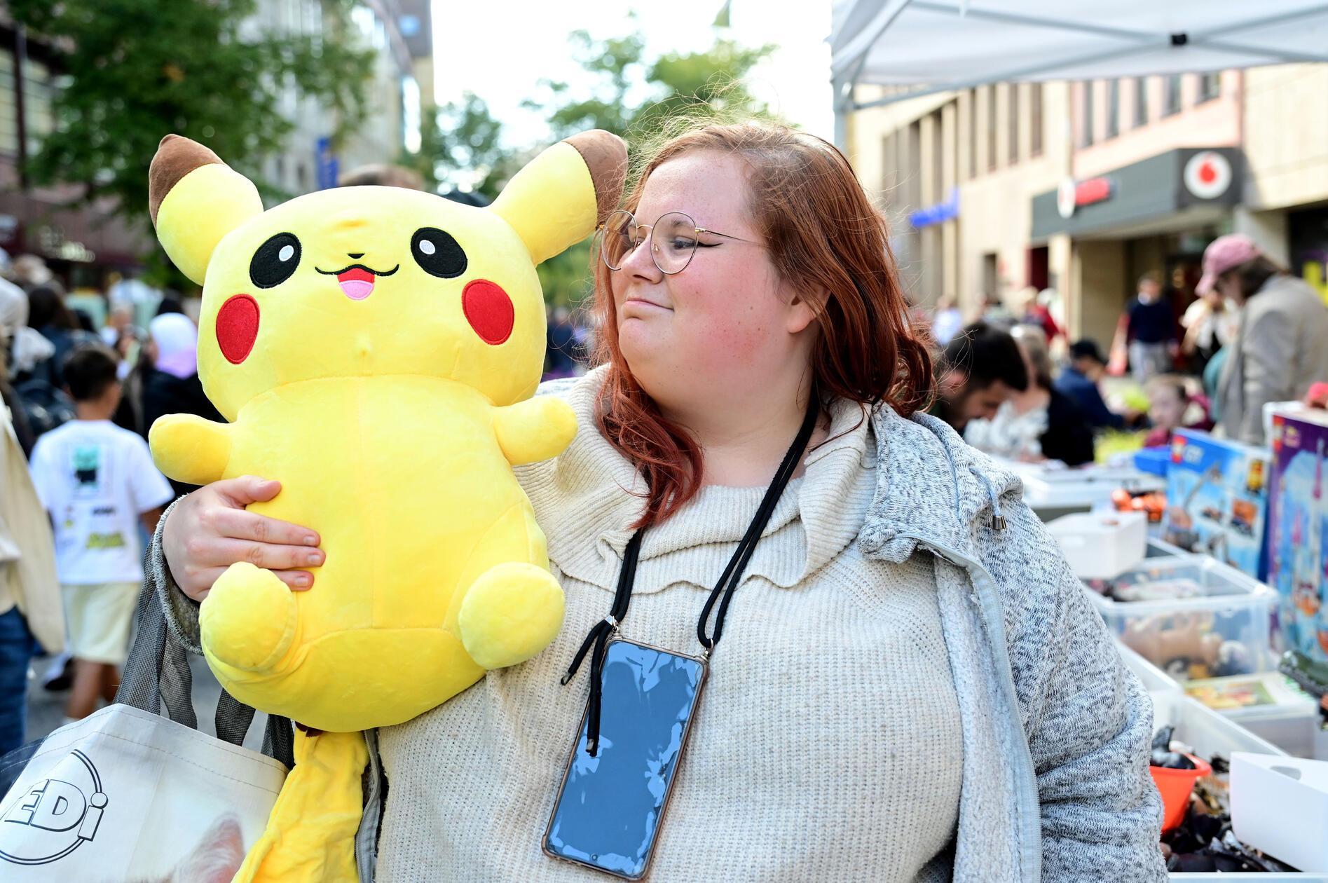 Viele Trödelfans nehmen an diesen Tagen auch einige Kilometer auf sich: Lena kam extra aus Coburg, um sich unter anderem einen Plüsch-Pikachu zu ergattern.