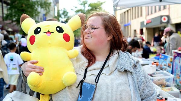 Viele Trödelfans nehmen an diesen Tagen auch einige Kilometer auf sich: Lena kam extra aus Coburg, um sich unter anderem einen Plüsch-Pikachu zu ergattern.