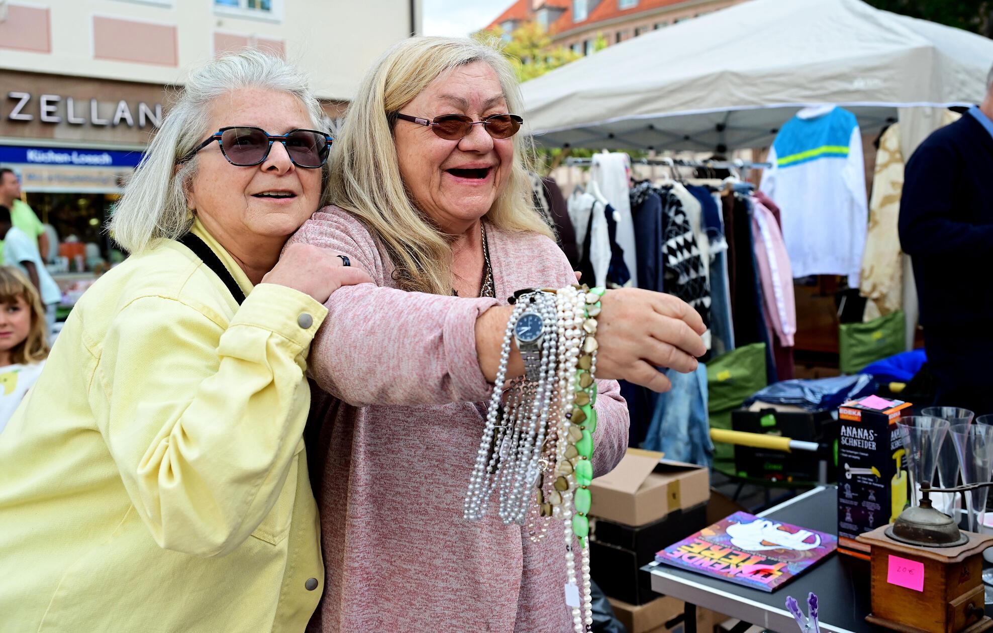 Und auch Anne Maschin kam extra aus Wien angereist, um ihrer Freundin Ursula Schmid-Spreer (re.) beim Verkauf unter die Arme zu greifen.