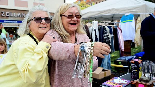 Und auch Anne Maschin kam extra aus Wien angereist, um ihrer Freundin Ursula Schmid-Spreer (re.) beim Verkauf unter die Arme zu greifen.