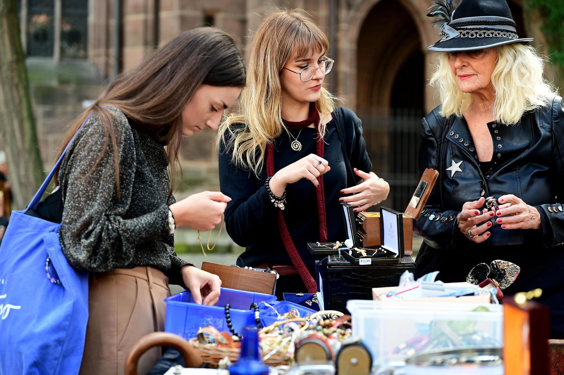 Schmuck und Accessoires können genauso ergattert werden...