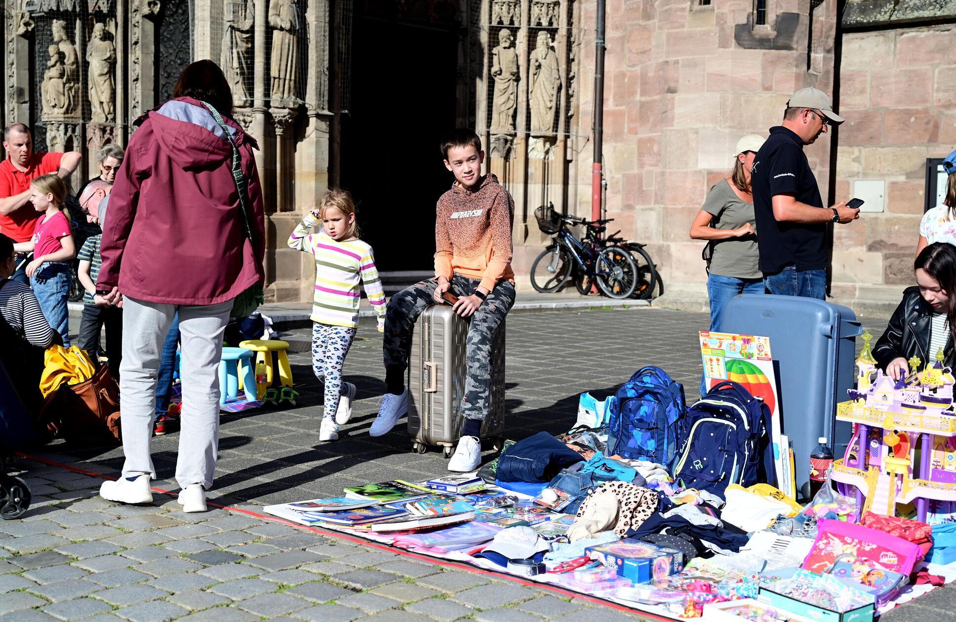 Auch die Kleinen können sich schon einmal am Feilschen und Verkaufen üben: Denn laut für Kinder und Jugendliche im Alter zwischen sieben und 15 Jahren stehen kostenlose Flächen von jeweils einem Quadratmeter zum Verkaufen zur Verfügung.