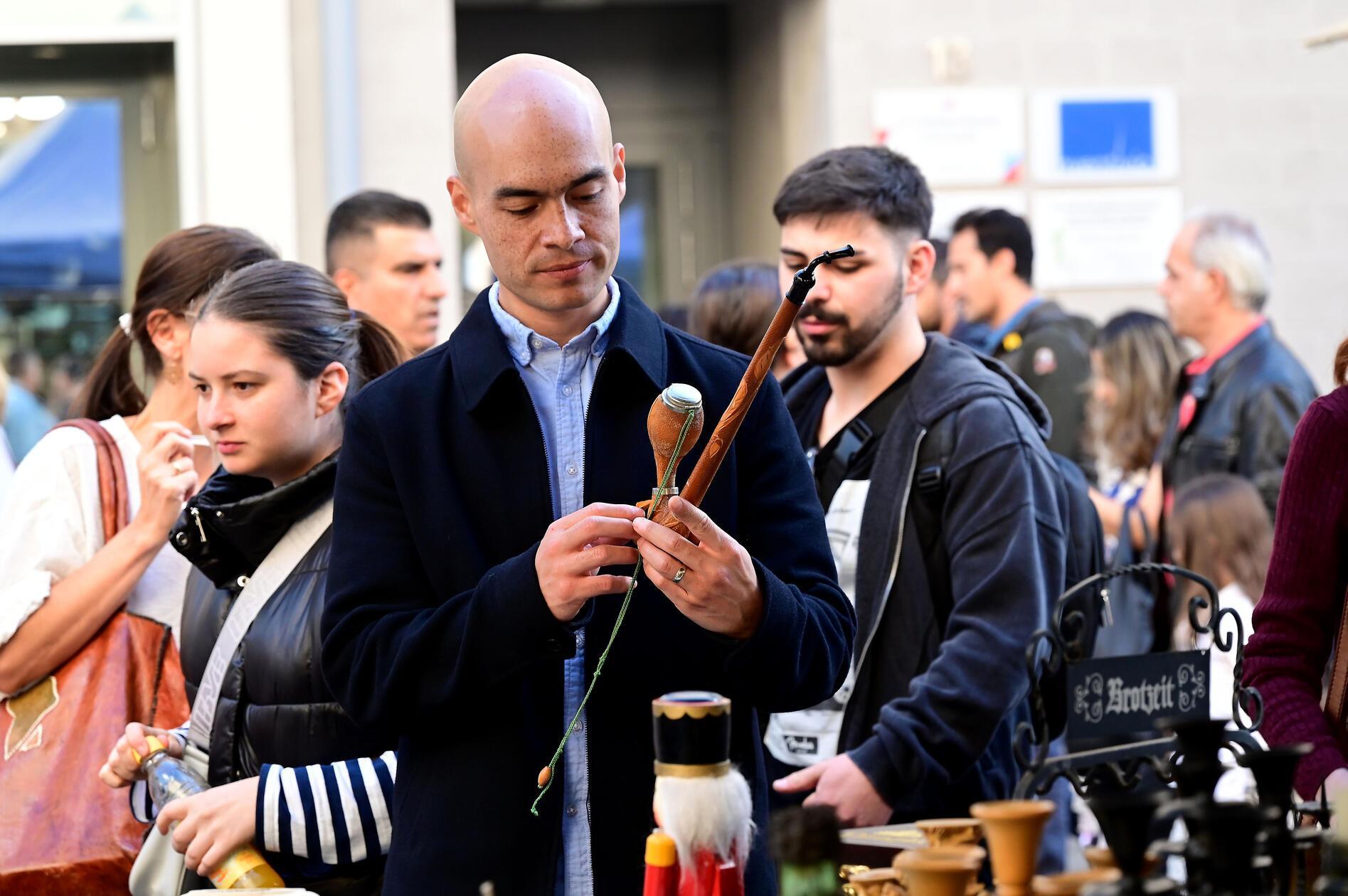 Der Herbst-Trempelmarkt hat am Freitag sogar bis 24 Uhr geöffnet und am Samstag heißt er "Stöberer" von 7 bis 20 Uhr willkommen.