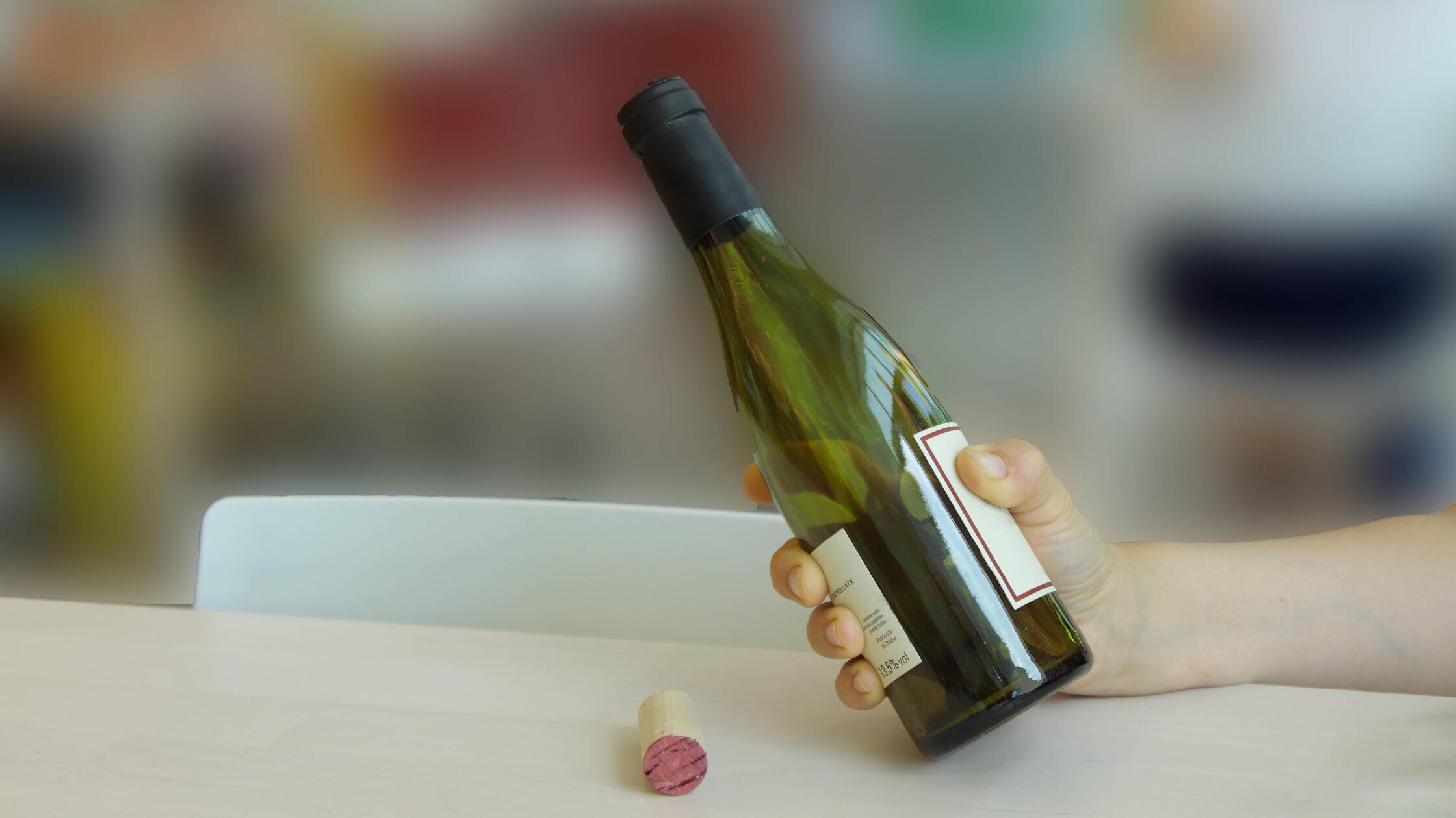 Diebstahl in Franken geht schief: Mann betrinkt sich bis zur Bewusstlosigkeit - komplette Weinflasch