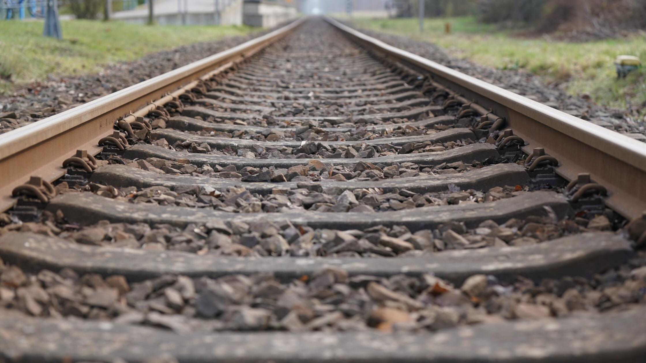 Sicherungskasten wird nach Brand an Stellwerk untersucht