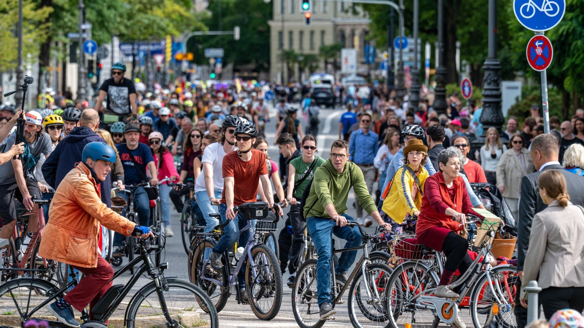 Hunderte protestieren auf Rädern und zu Fuß gegen IAA