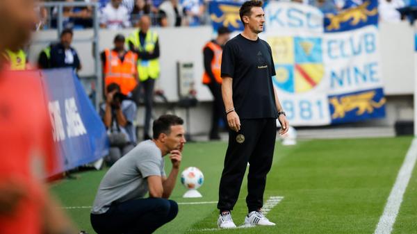 Gehen mit grundverschiedenen Gemütslagen in die Partie: KSC Trainer Christian Eichner und Miroslav Klose.