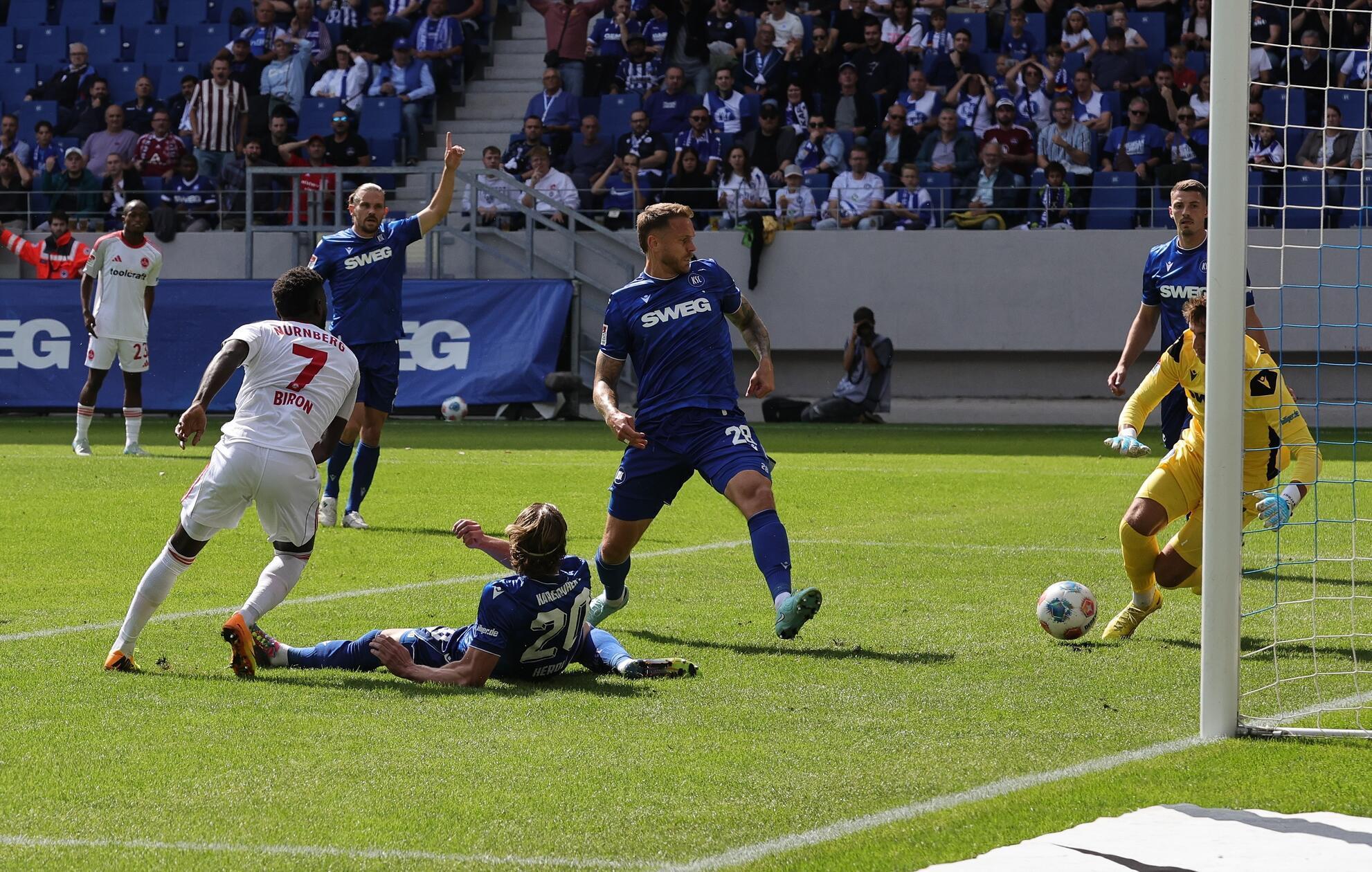 Die erste große Chance vergibt Mickaël Biron, der an KSC-Keeper Bernat scheitert.