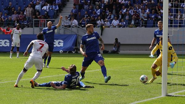 Die erste große Chance vergibt Mickaël Biron, der an KSC-Keeper Bernat scheitert.
