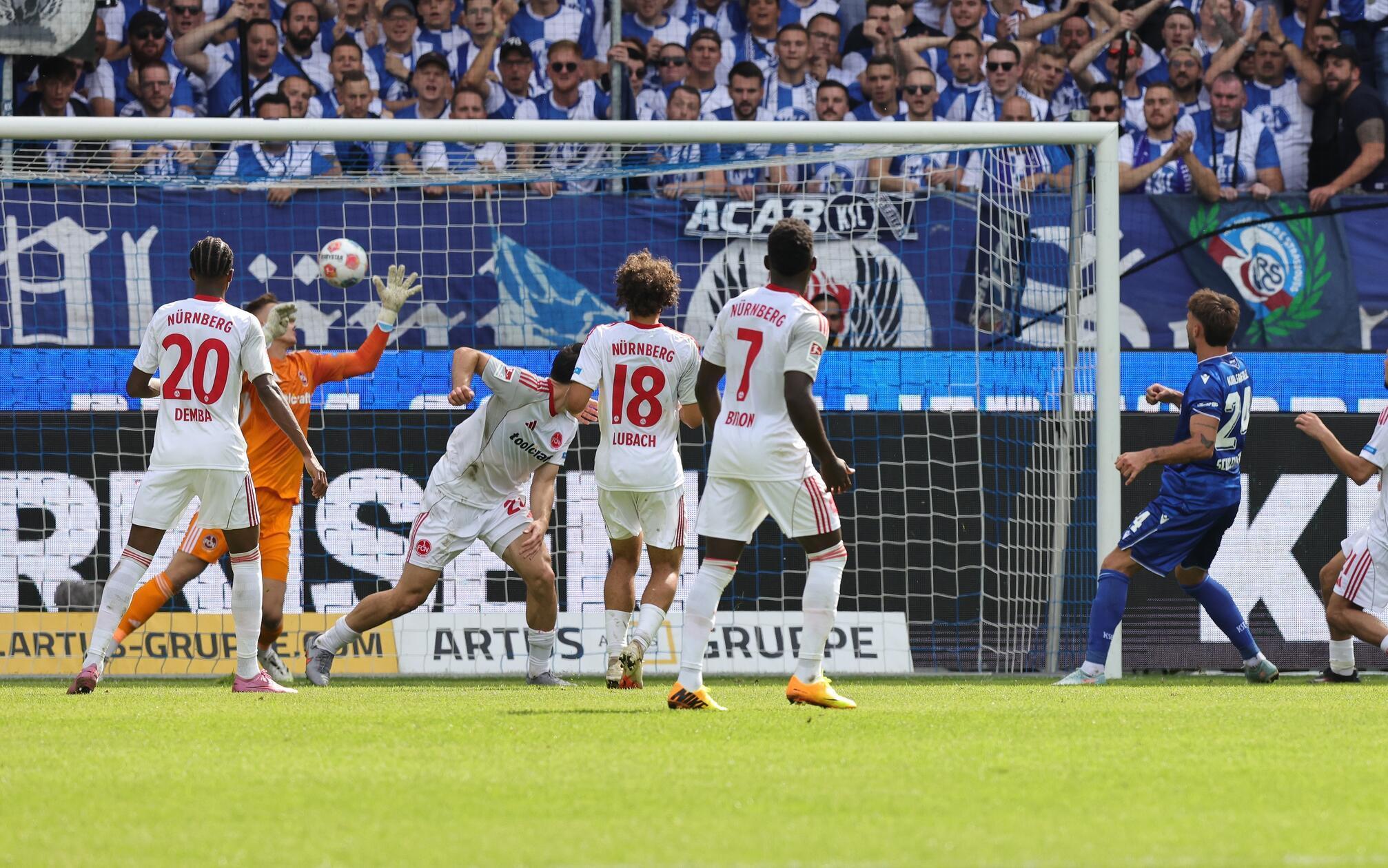 Und so kommt es kurz vor der Pause, wie es kommen muss: Fabian Schleusener trifft zur Führung für die Hausherren.